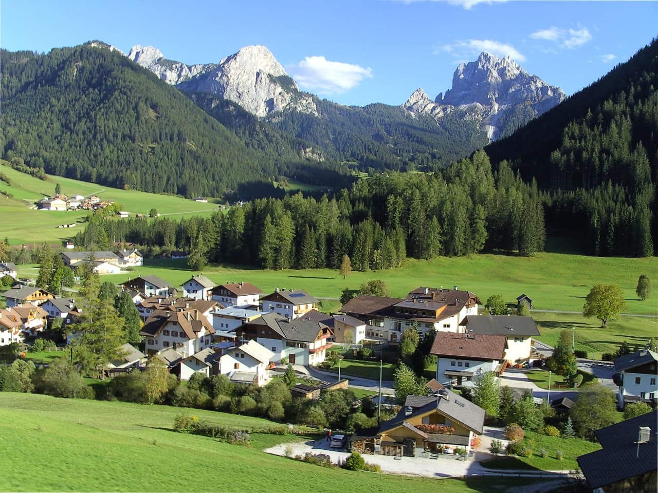 La valle di Braies con i masi ai piedi delle Dolomiti