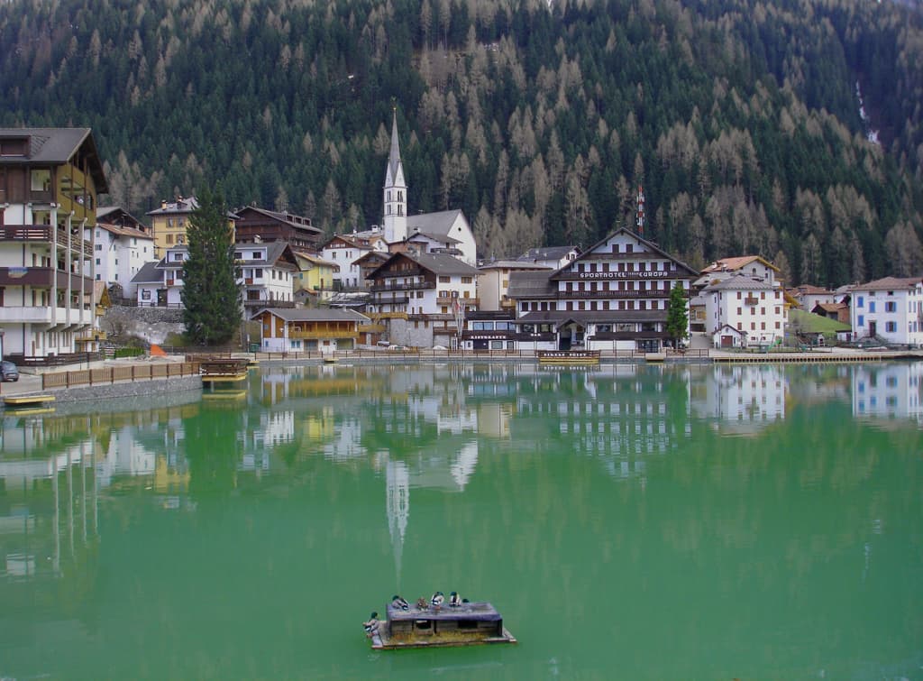 Il lago di Alleghe ai piedi del Monte Civetta