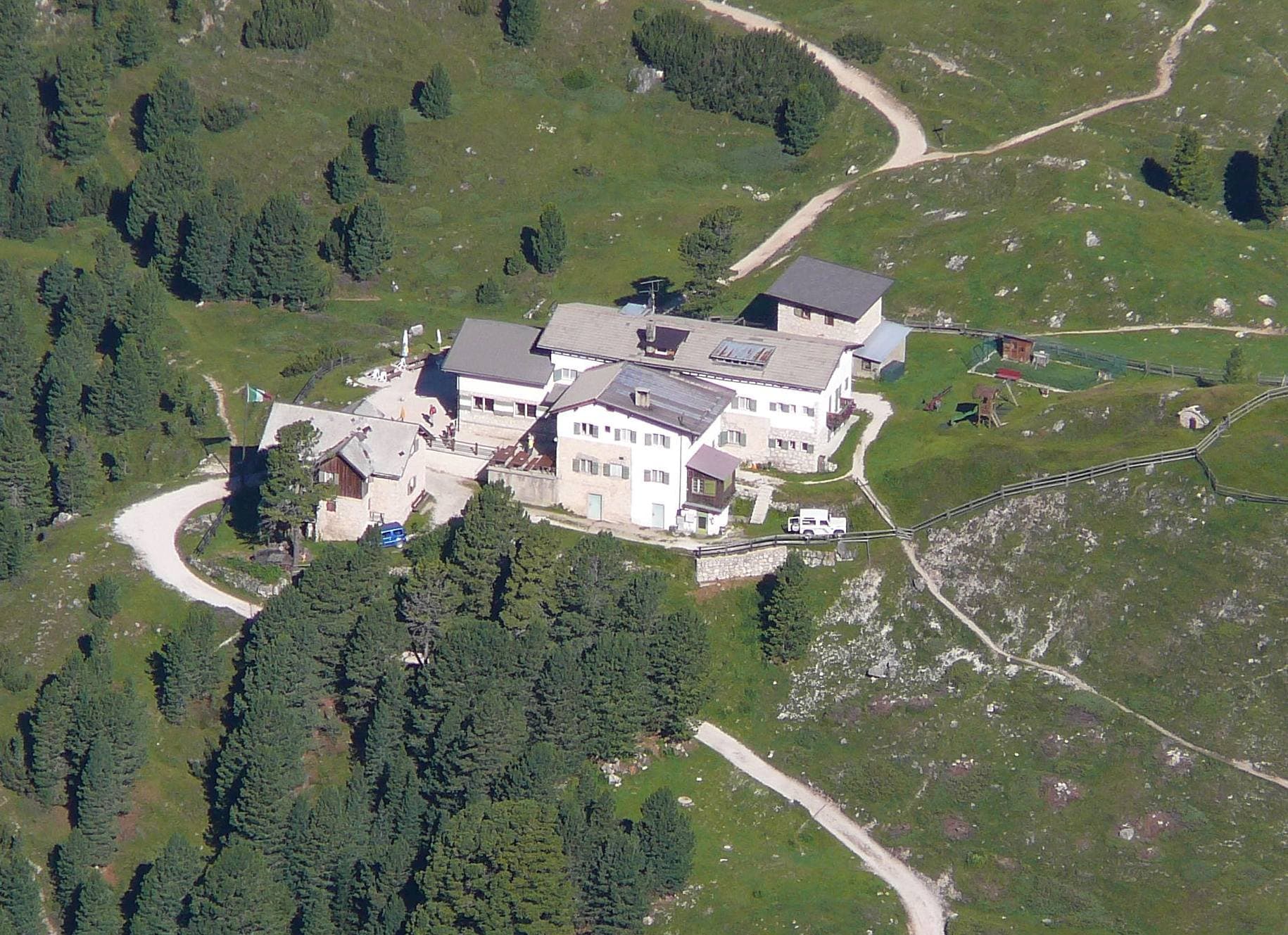 Il Rifugio Firenze ai piedi delle Odle