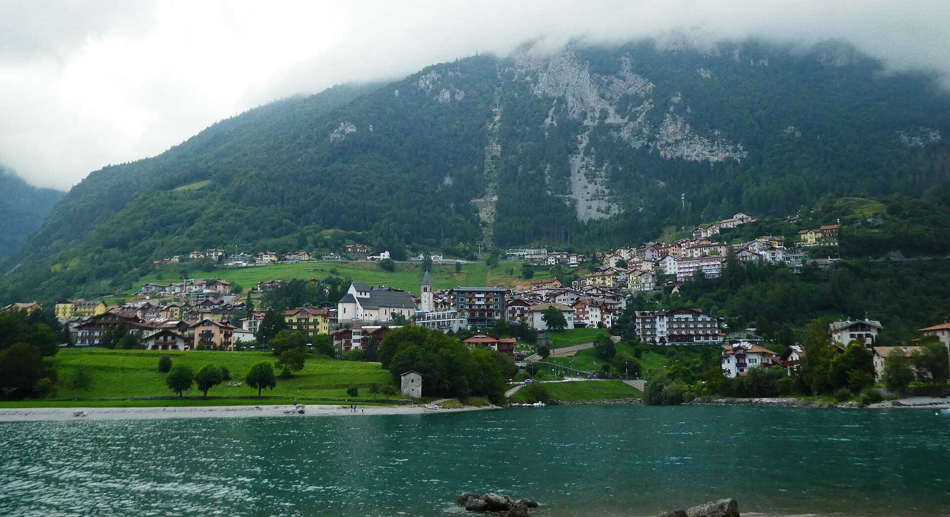 Der Molvenosee und das Dorf am Fuß der Brenta-Dolomiten