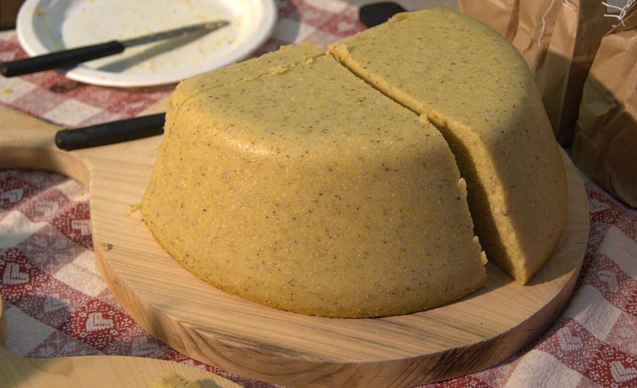 Polenta gialla, base della cucina di montagna delle Dolomiti