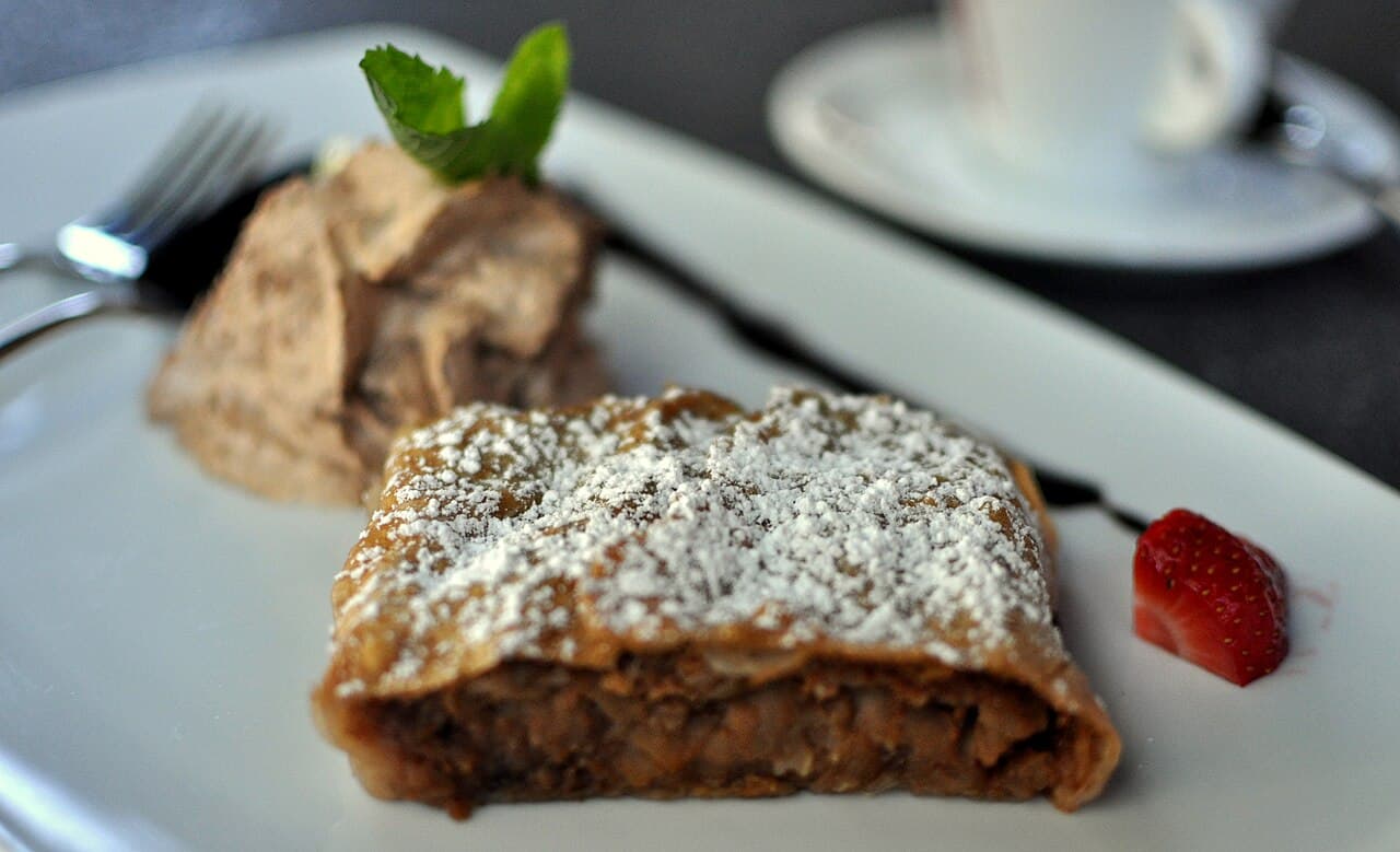 Fetta di strudel di mele (Apfelstrudel) altoatesino