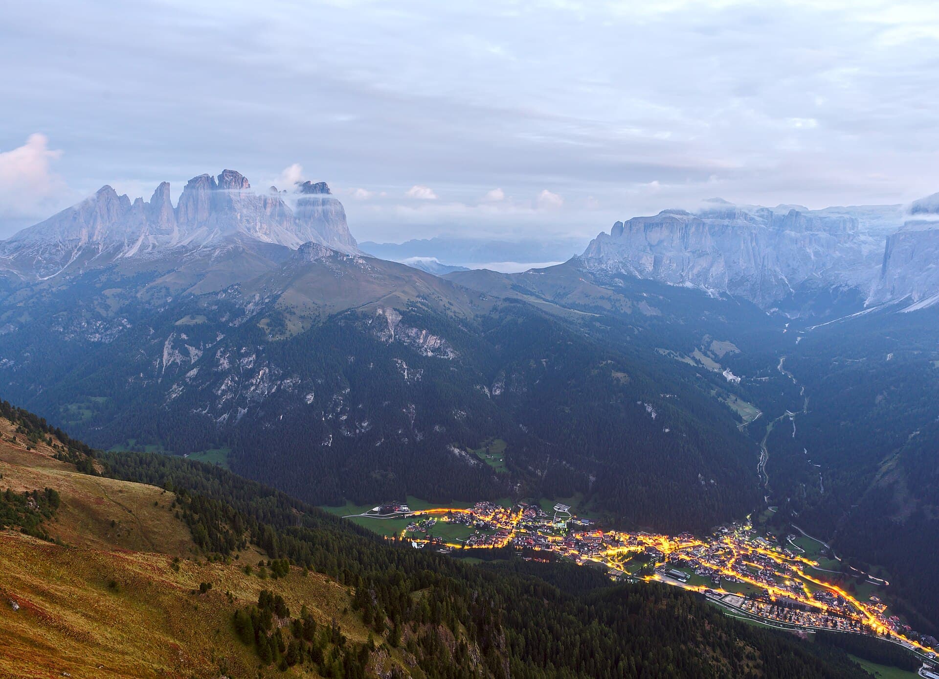 La Val di Fassa vista da Canazei con le cime delle Dolomiti