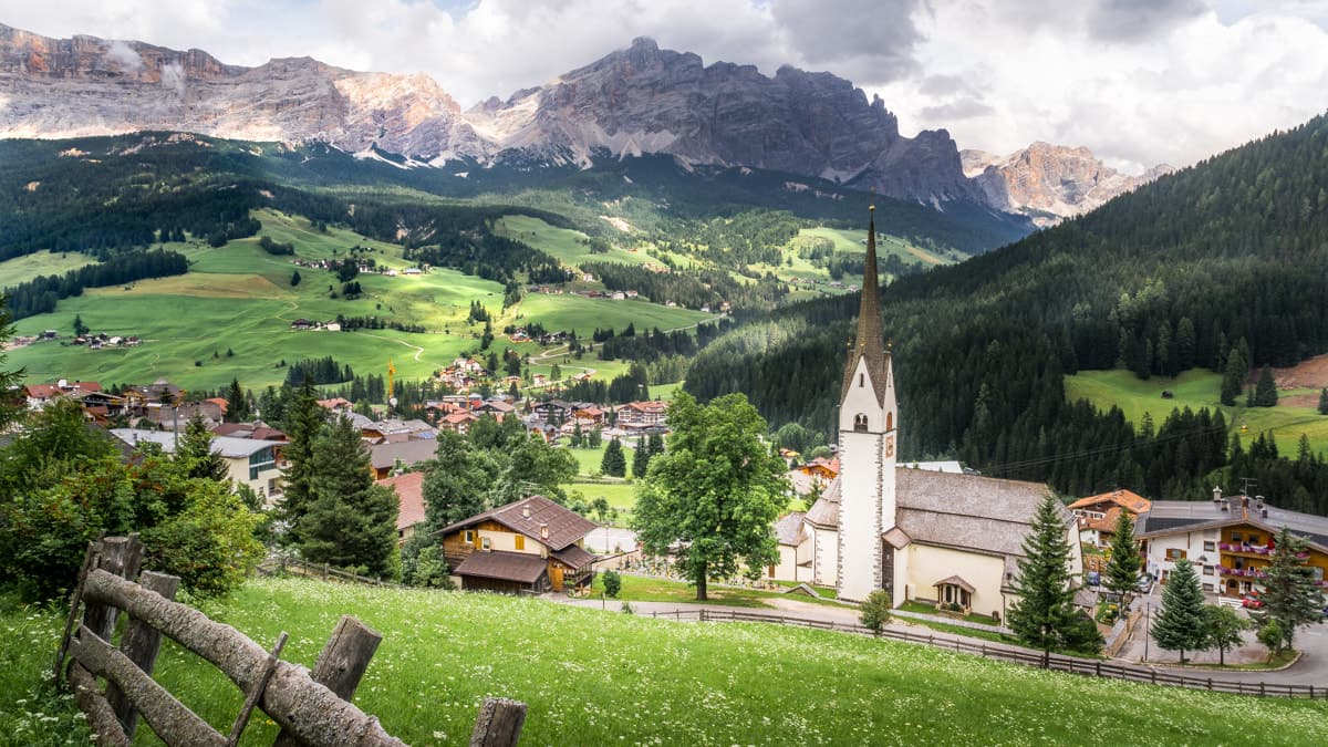La Villa in Alta Badia con i pendii delle Dolomiti sullo sfondo