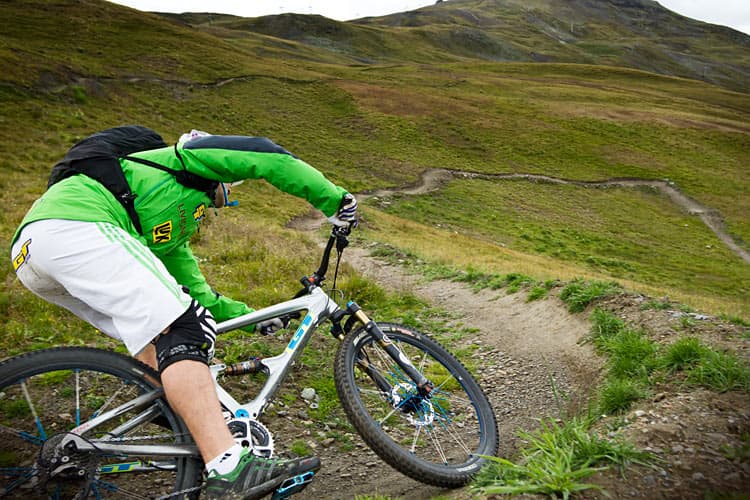 Mountain bike su un flow trail alpino