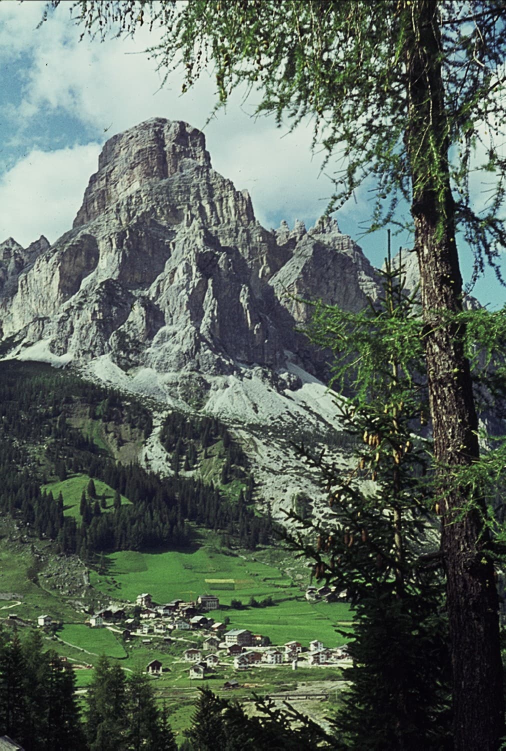 La piramide rocciosa del Sass Songher sopra Corvara