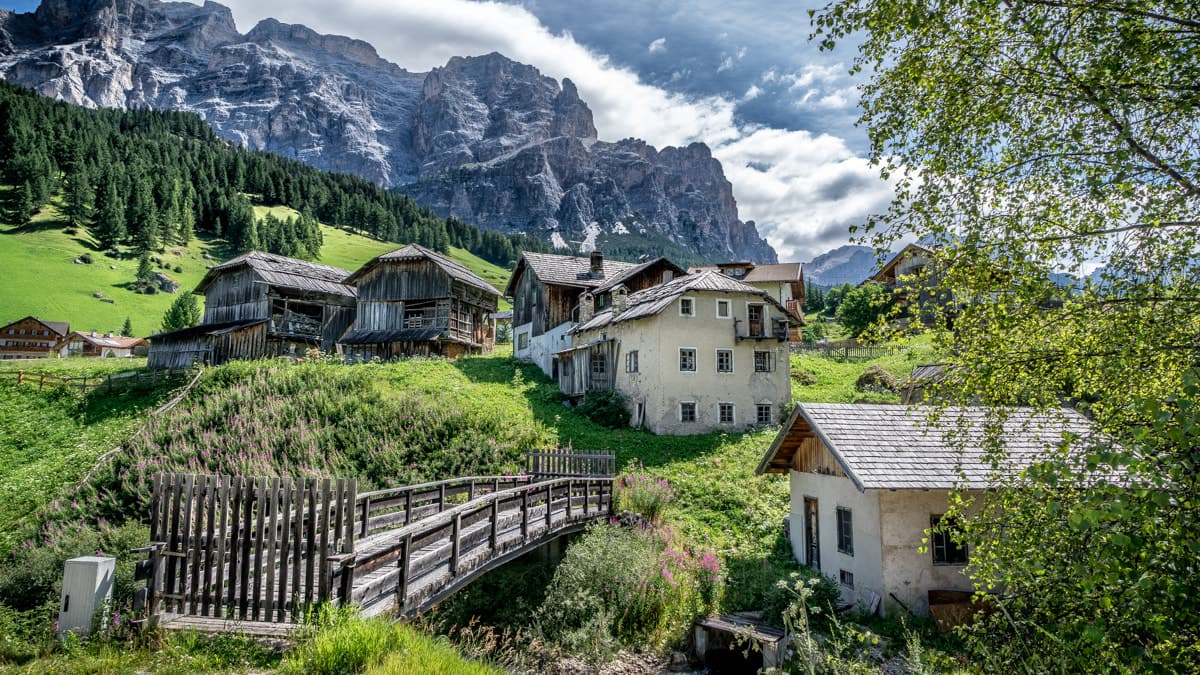 San Cassiano in Alta Badia ai piedi delle Dolomiti di Fanes