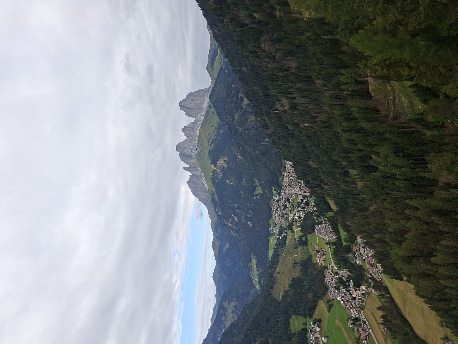 Canazei vista dall'alto, con il gruppo del Sassolungo sullo sfondo