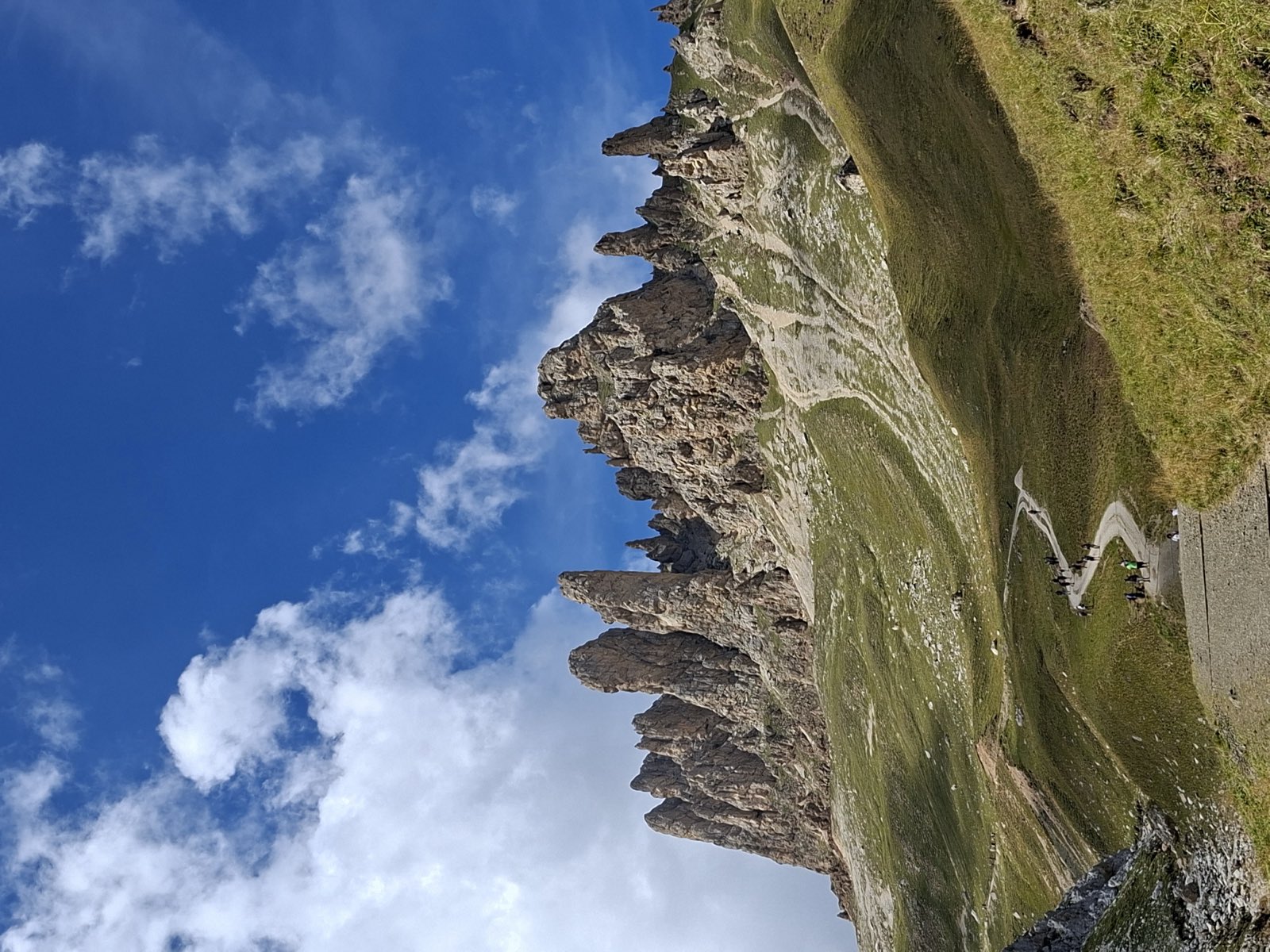 I Denti di Terrarossa e il sentiero che sale al Rifugio Alpe di Tires