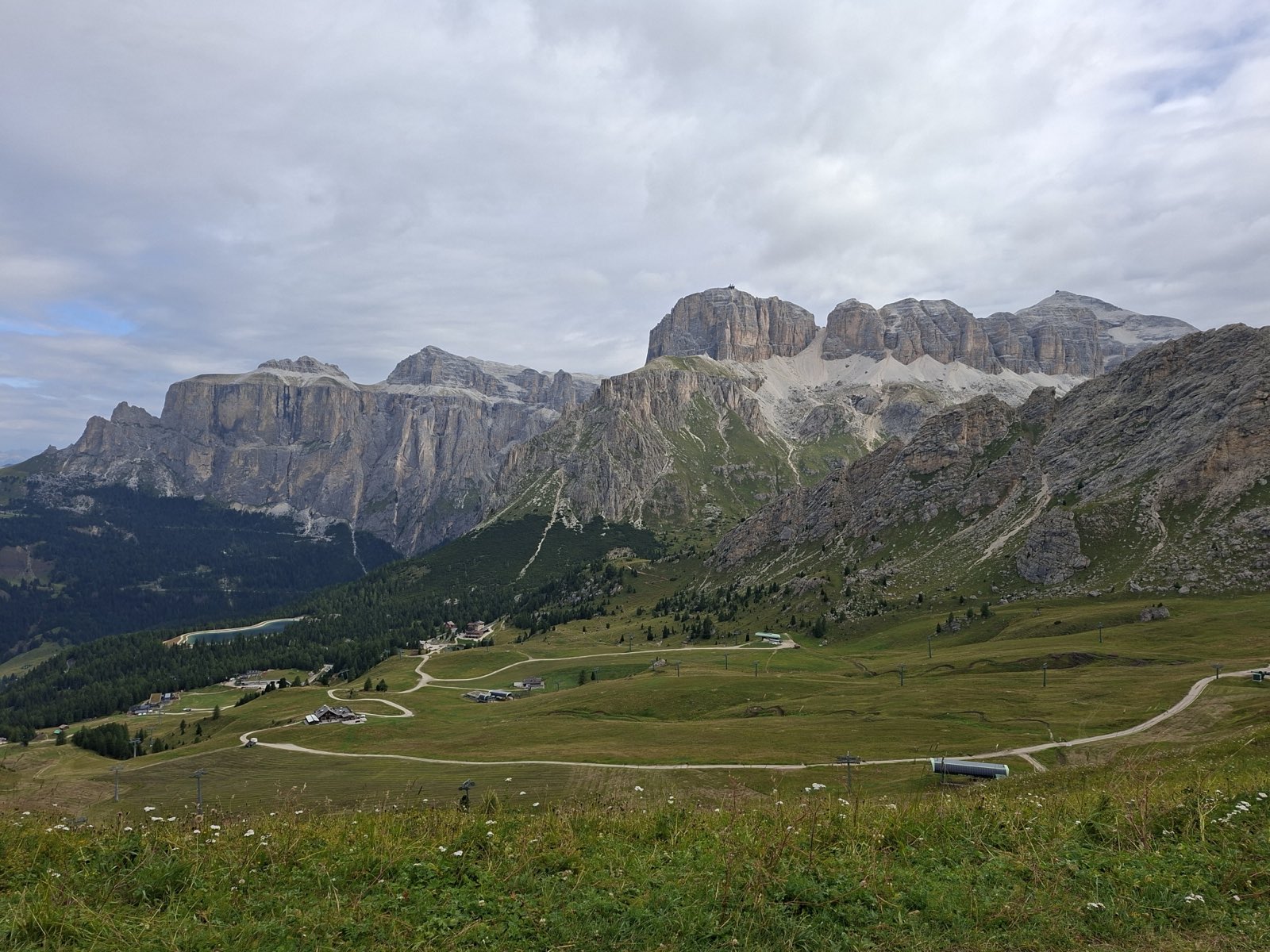 Il gruppo del Sella e la conca del Passo Pordoi, con impianti e parcheggi