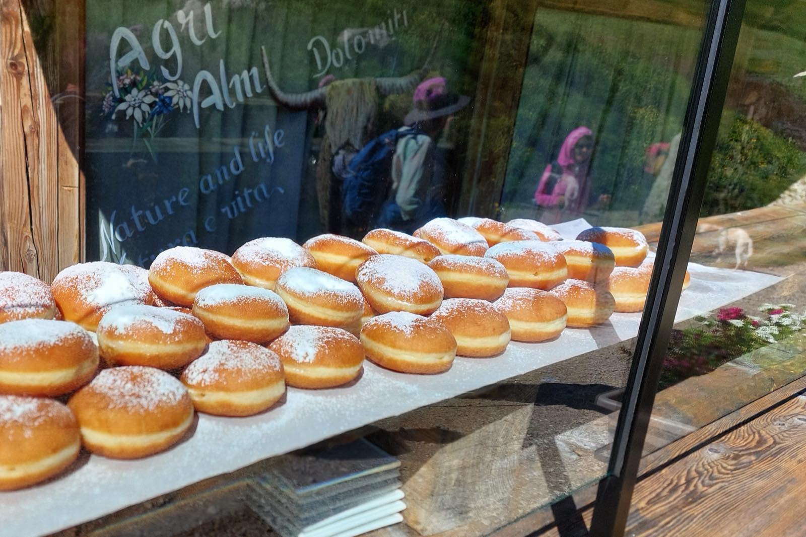 Krapfen serviti in una malga delle Dolomiti