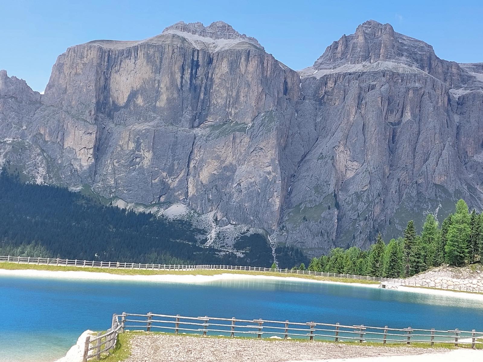 Un laghetto alpino ai piedi del gruppo del Sella, nelle Dolomiti
