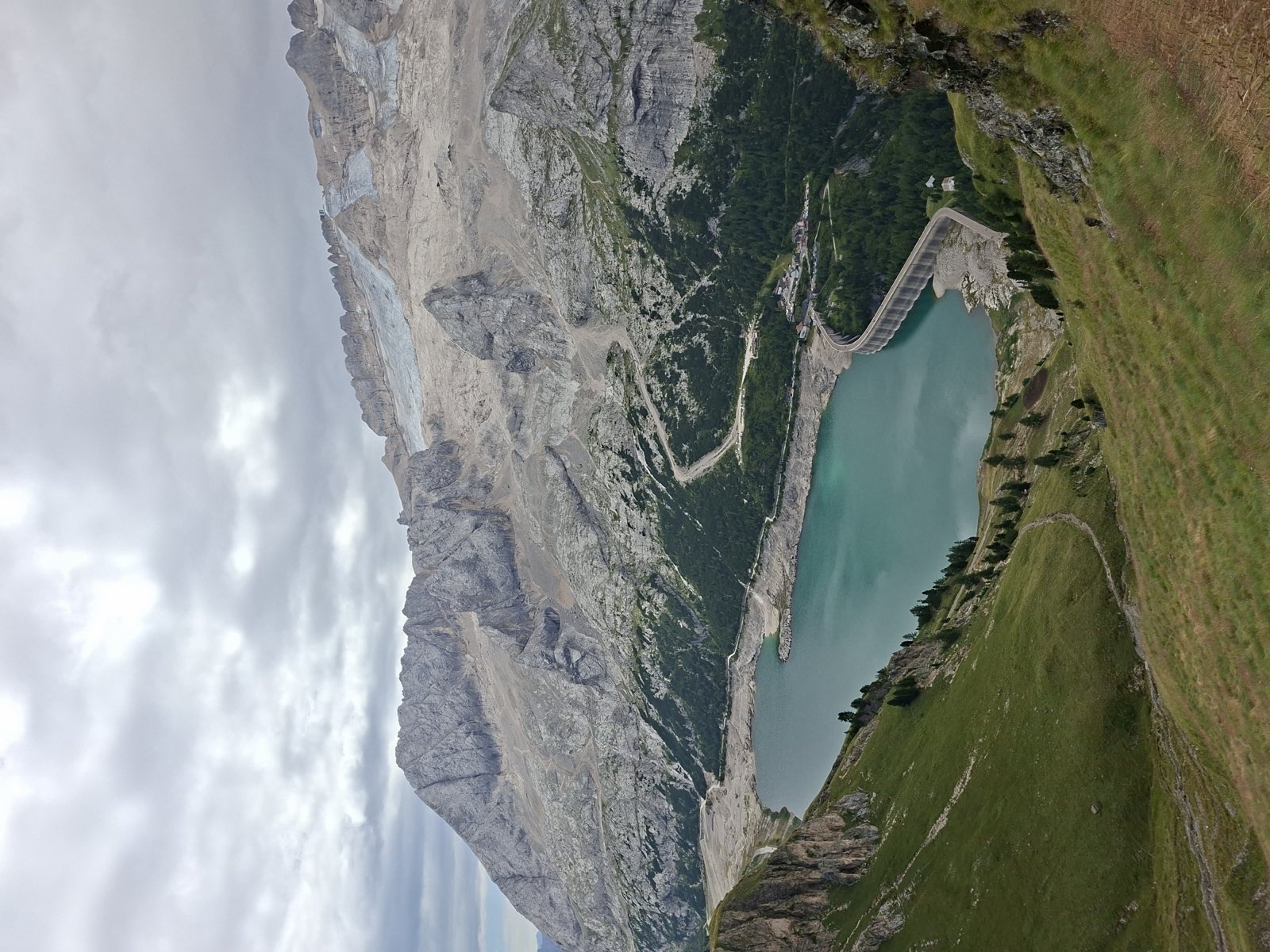 Il Lago Fedaia e il ghiacciaio della Marmolada visti dall'alto