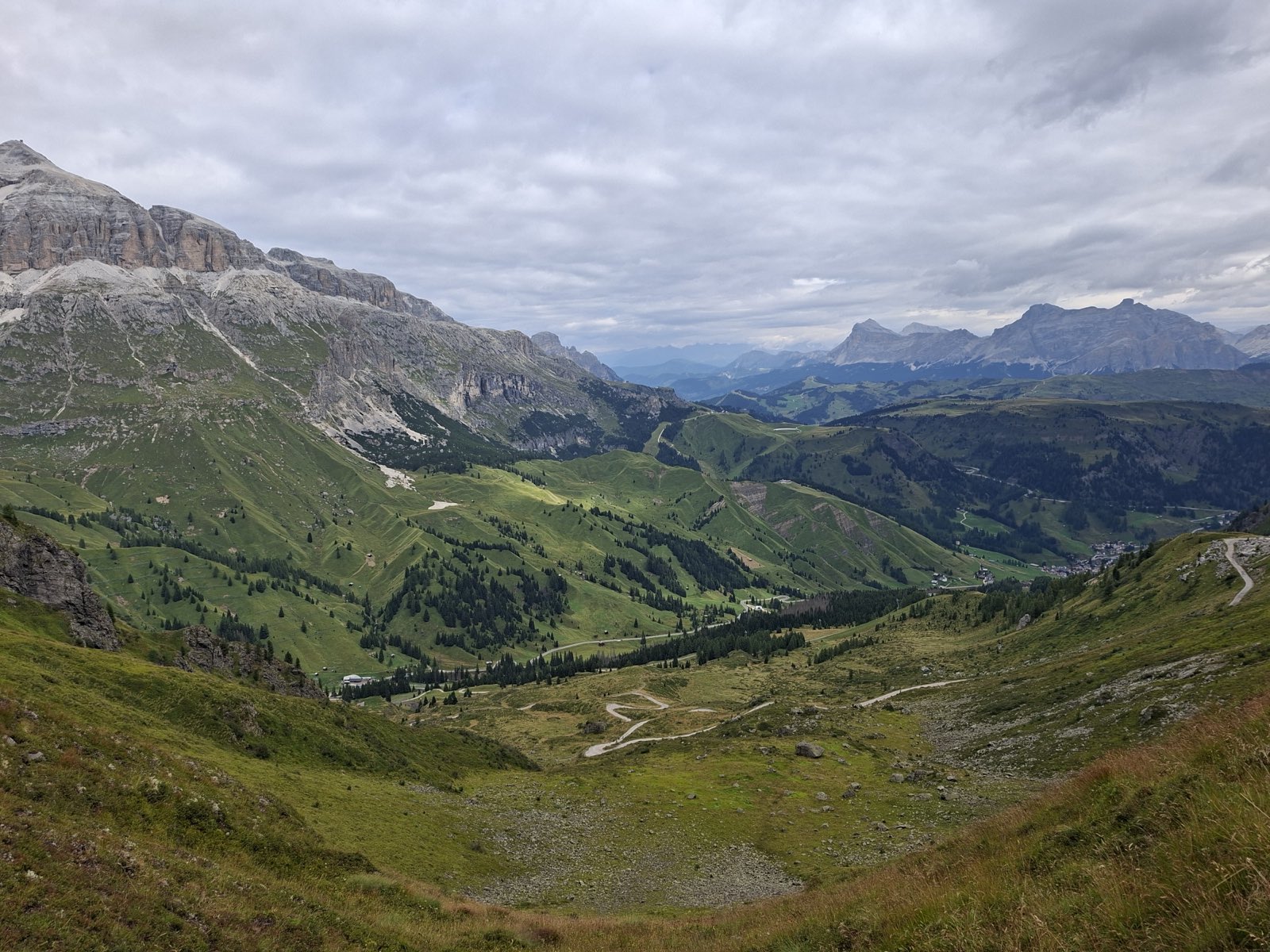 I pascoli verso l'Alta Badia visti dal Passo Pordoi