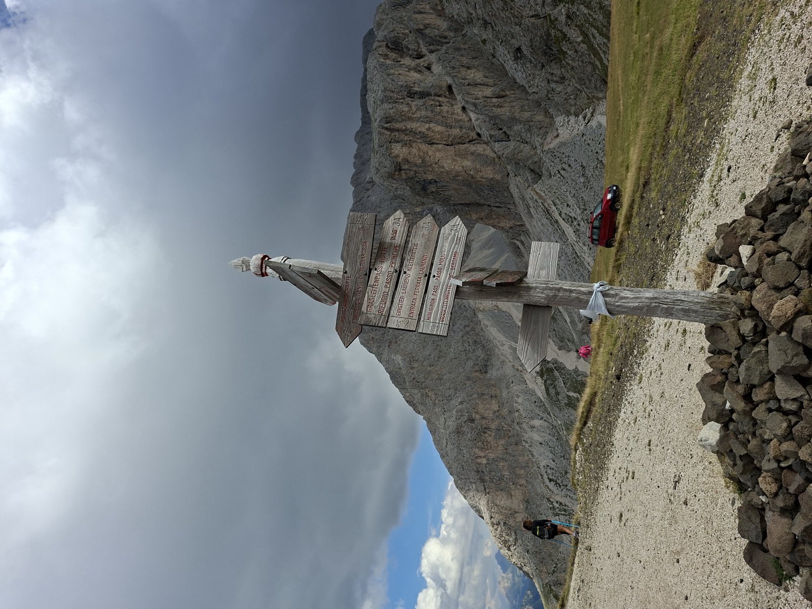 Il segnavia al Rifugio Alpe di Tires, con i tempi per la Forcella Denti di Terrarossa e il Passo Molignon
