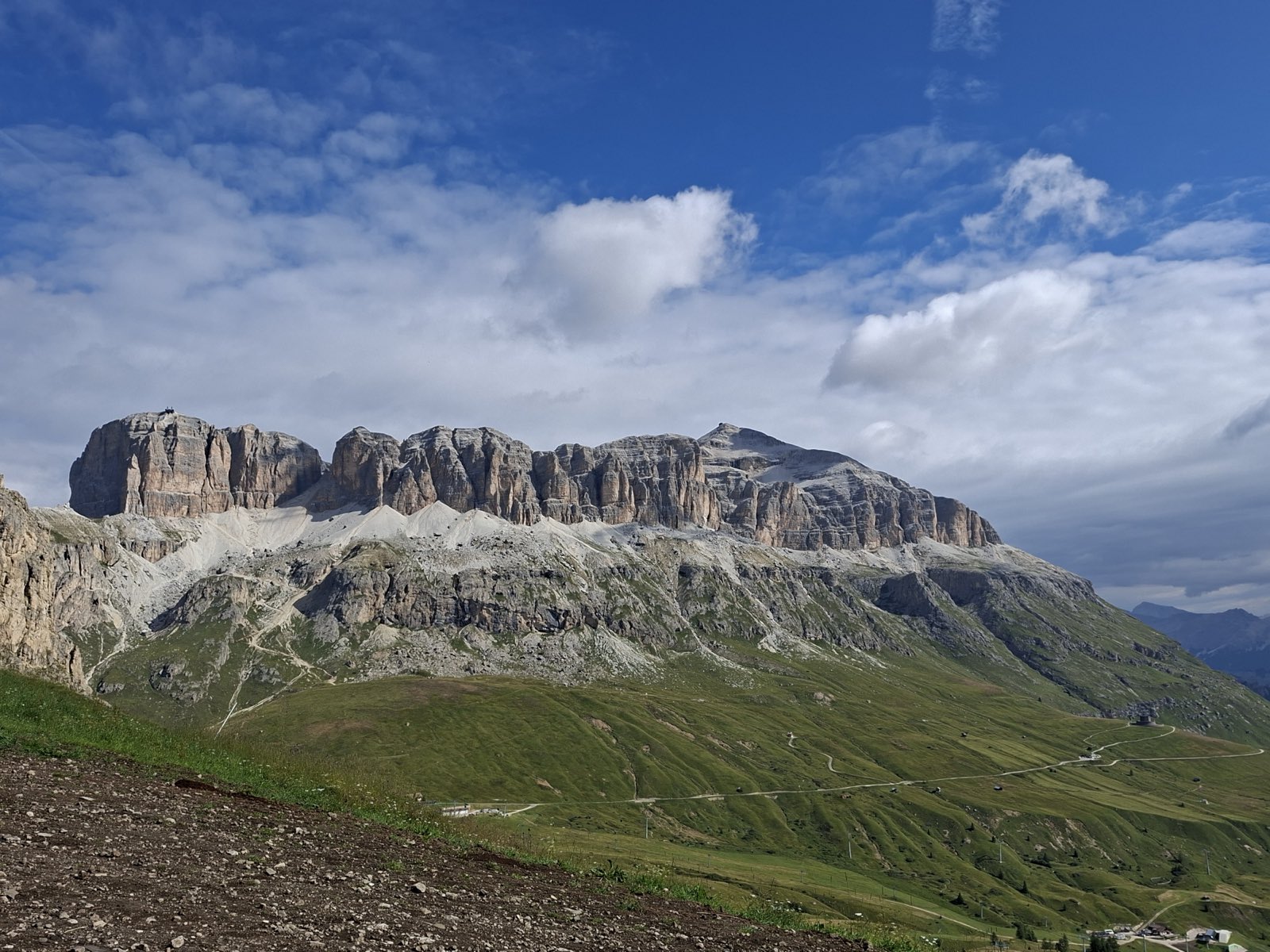 Il gruppo del Sella dal Passo Pordoi, con la stazione del Sass Pordoi in cima alla torre