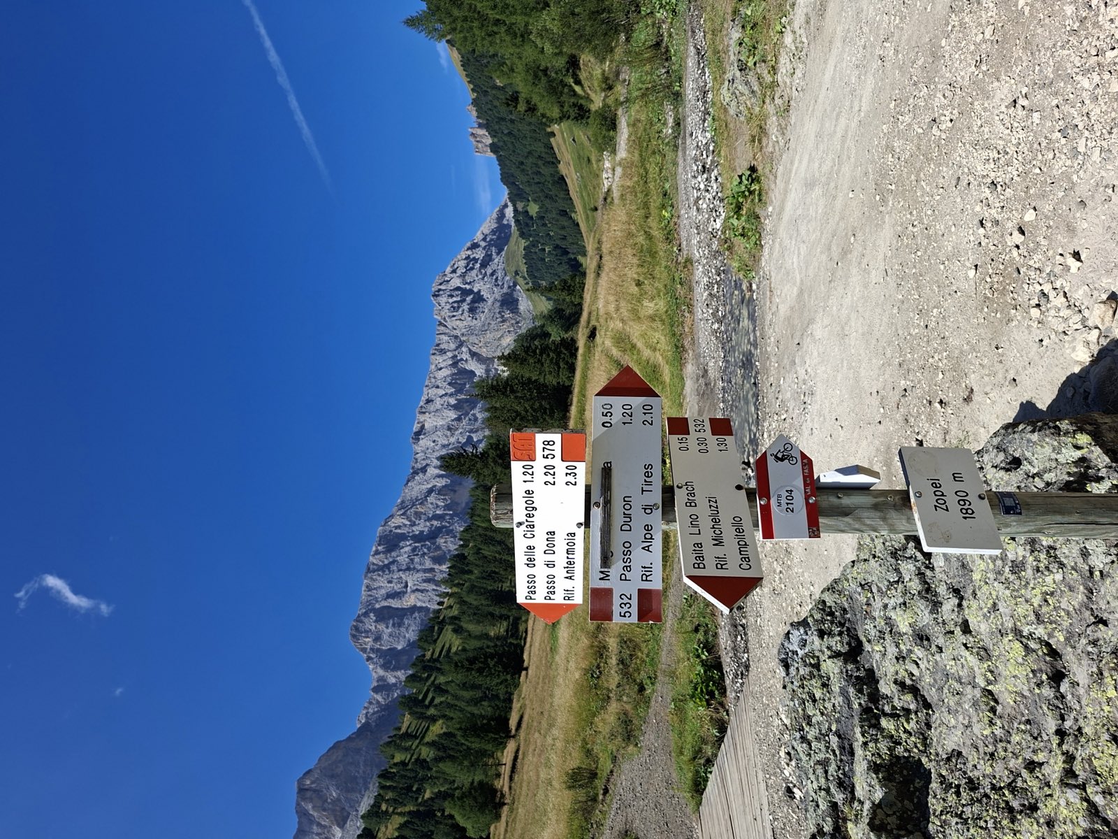 Il segnavia di Zopei in Val Duron, con i tempi per il Passo Duron e il Rifugio Alpe di Tires