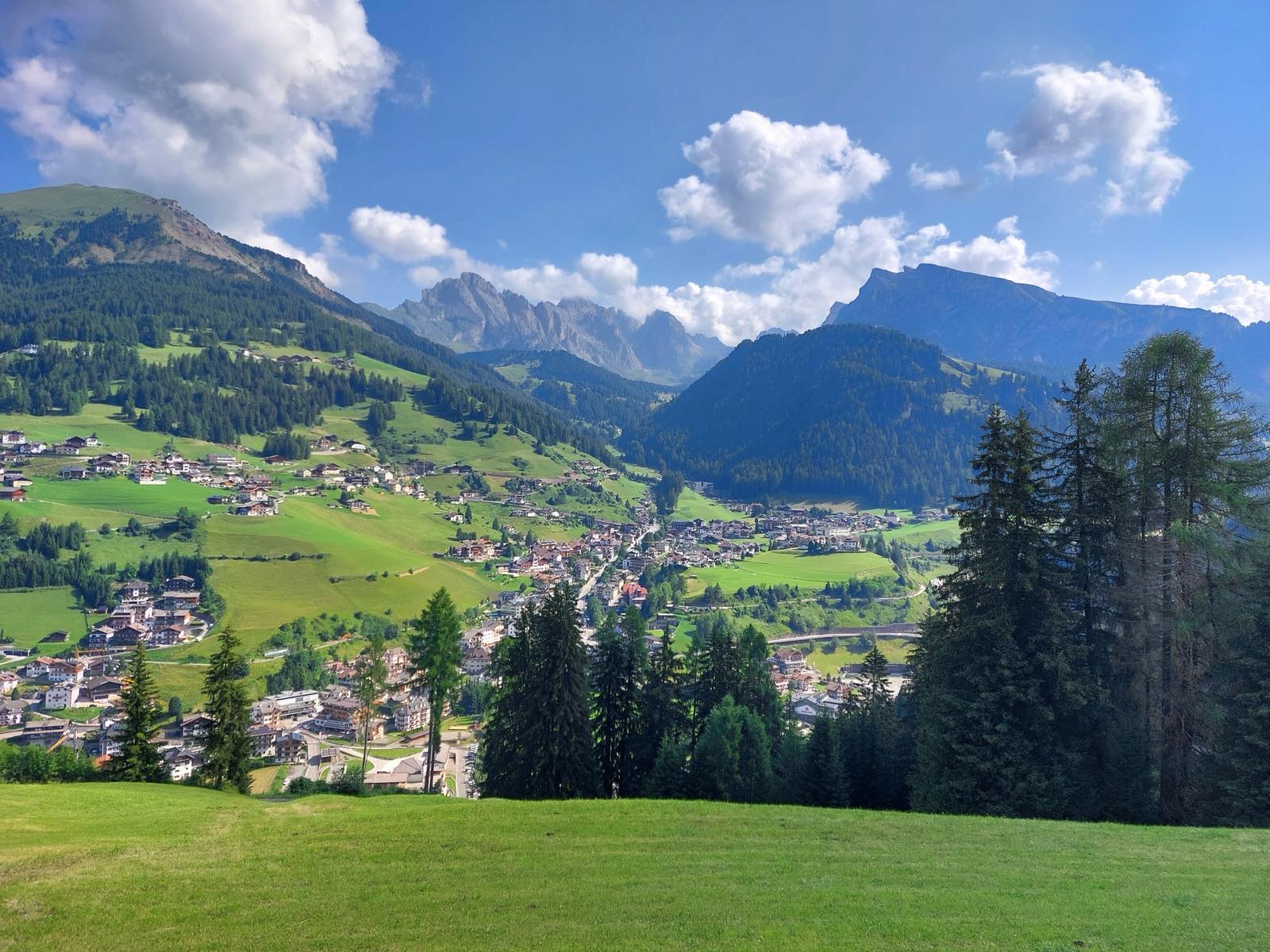 Le piste e gli impianti della Val Gardena con il gruppo del Sella sullo sfondo